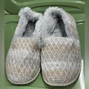 Muk Luks Gray and Tan Slippers Size XL (11-12)